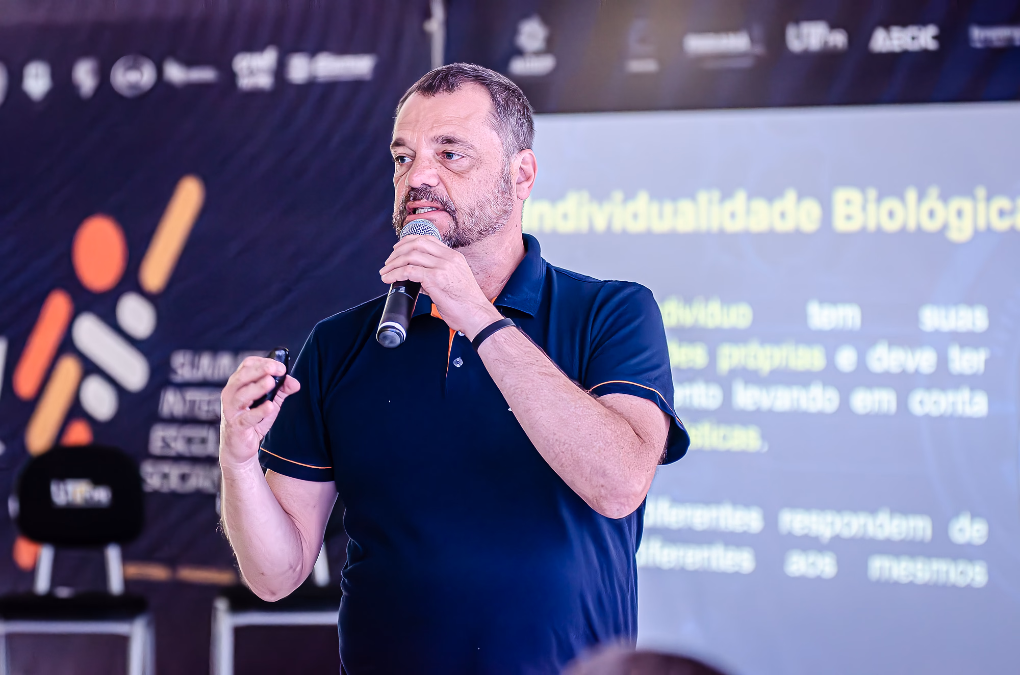 Formador fala ao microfone numa das sessões do Summit para professores e treinadores.